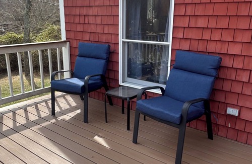 Melville House | Coastal Comfort on Prudence Island