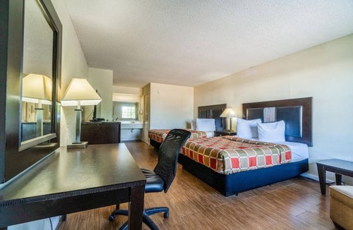 Port Lavaca Hotel | Coastal Comfort Stay w/Seasonal Pool | Spacious Room Near Lighthouse Beach!