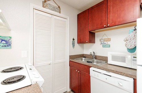 Corpus Christi Condo | Coastal Condo with Gulf & Pond Views, Pool & Hot Tub