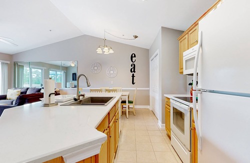 Calabash Condo | Coastal condo with golf course views, on-site pools, gym, & balcony