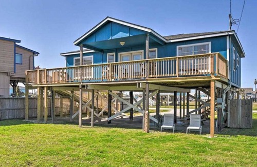 Surfside Beach House | Coastal cottage getaway with plenty of charm & personality. Ramp for easy access