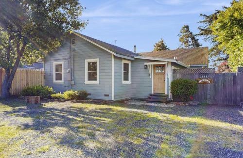 Fort Bragg House | Coastal Cottage - Hot Tub Yard Pets Welcome