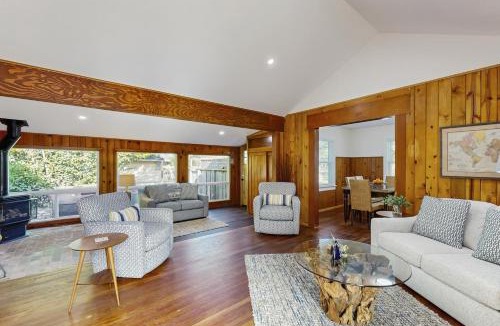 Fort Bragg House | Coastal Cottage - Hot Tub Yard Pets Welcome