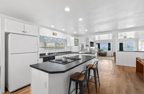 Crescent City North Cottage | Coastal Cove Beach Bungalow! Beach Walks, Whale Watching, Agatha Hunting & More!