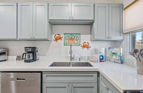 Del Mar Apartment | Coastal Crab 2BR | Walk to McGee Beach & Marina
