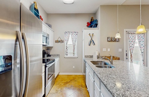 Corpus Christi House | Coastal, dog-friendly townhouse with shared pool & large yard - steps to sand