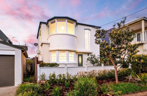 Newcastle House | Coastal Dream BeachFront Longstay