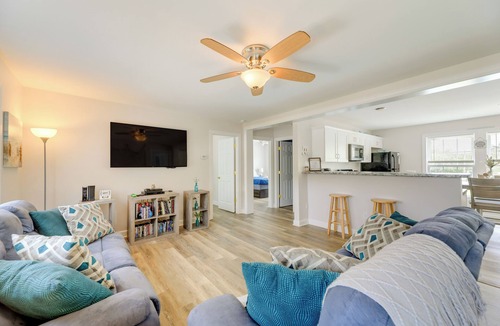 Emerald Isle Cottage | Coastal Emerald Isle Retreat w/Deck & Grill!
