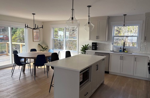 Queensland House | Coastal escape across from Cleveland Beach!