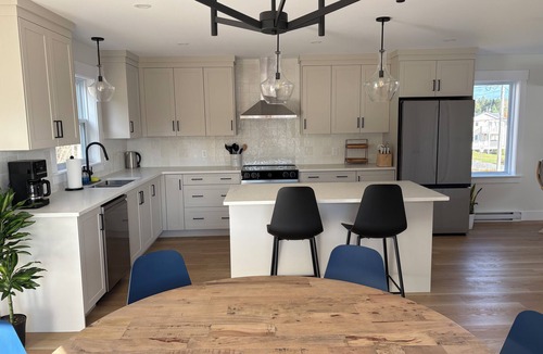 Queensland House | Coastal escape across from Cleveland Beach!