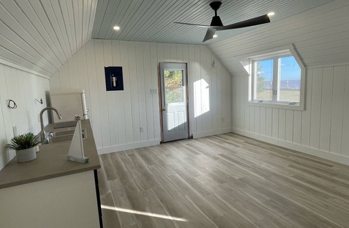 Tryon Cottage | Coastal Escape: Fully Renovated, Modern and Charming Waterfront Cottage