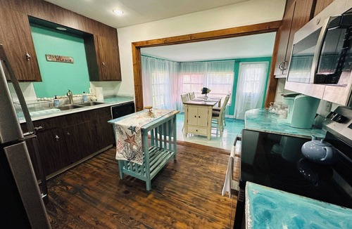 Palm Harbor Cottage | Coastal Escape - Downtown Palm Harbor