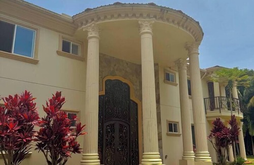 Hakalau Apartment | Coastal Escape Explore Waterfalls & Surf Beaches