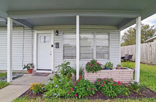 Bay Area House | Coastal Escape w/Yard, Walk 1 Mile to Texas A & M