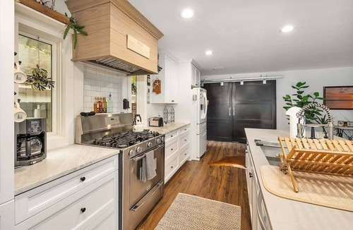 Saint Simons Heights House | Coastal Farmhouse, Private Pool! Walk to Redfern