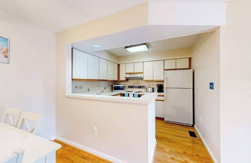 Heron Harbour Isle Condo | Coastal get away with pools, deck & central AC - close to shops & dining