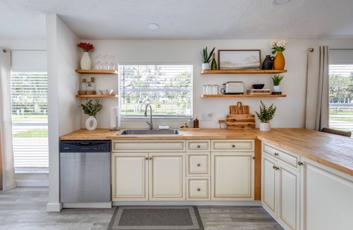Biggar House | Coastal Haven - Minutes Away From The Beach!