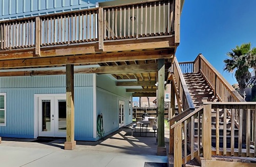 Leeward Sands House | Coastal Hideaway | Cozy + Pet-Friendly Retreat