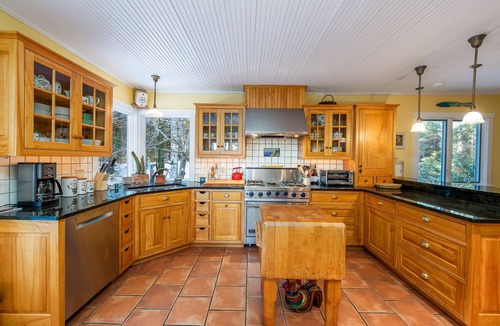 Harpswell House | Coastal Hideaway. Water views with expansive deck, pool table, office area.