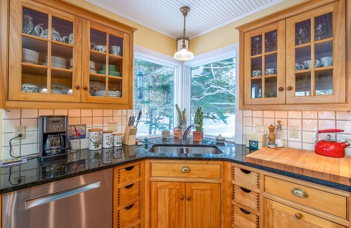 Harpswell House | Coastal Hideaway. Water views with expansive deck, pool table, office area.