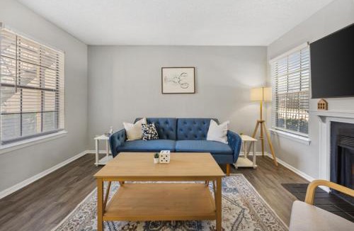 Far North Dallas Apartment | Coastal Hues - Pool, Gym & Free Parking!