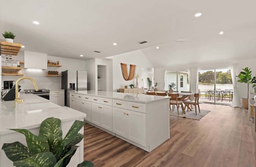 Country Club Estates House | Coastal Lakeview Retreat