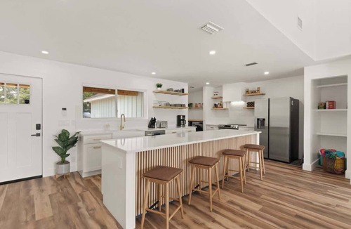 Country Club Estates House | Coastal Lakeview Retreat