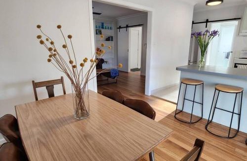 North Shore House | Coastal, Light-filled, Spacious Family-friendly