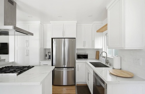 Gas Lamp Section House | Coastal Manhattan Beach Home | Walk to Beach & Downtown