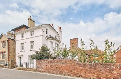 Hamble-le-Rice House | Coastal Manor Retreat