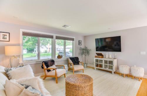Kenyon House | Coastal-Modern Home < 3 Mi to Charlestown Beach!