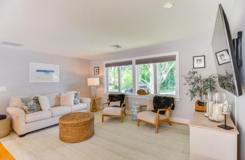 Kenyon House | Coastal-Modern Home < 3 Mi to Charlestown Beach!