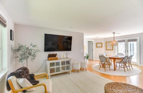 Kenyon House | Coastal-Modern Home < 3 Mi to Charlestown Beach!