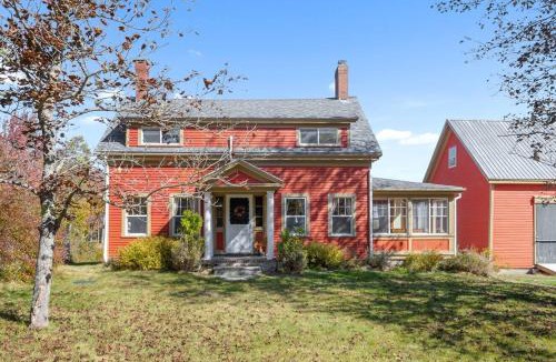 Milbridge House | Coastal Red Farmhouse w/Firepit - Holiday Home