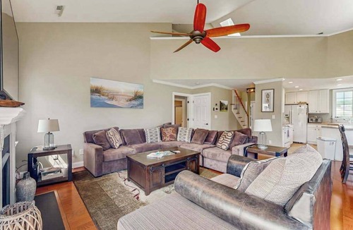 Ocean Pines Condo | Coastal resort with pool, golf, fireplace, W/D, sunroom & beach access