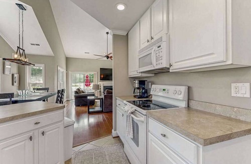 Ocean Pines Condo | Coastal resort with pool, golf, fireplace, W/D, sunroom & beach access