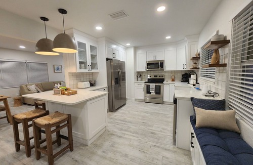 Clearwater House | Coastal Retreat ♛ King size Bed! minutes from the beach