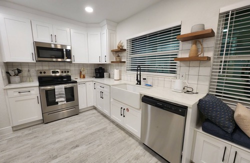 Clearwater House | Coastal Retreat ♛ King size Bed! minutes from the beach