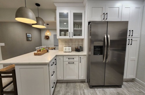 Clearwater House | Coastal Retreat ♛ King size Bed! minutes from the beach