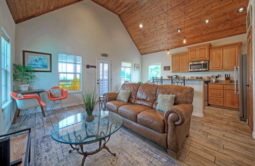 Flour Bluff House | Coastal Retreat Pool Access, Balcony, Water Views + Near Beach | Cole's Cabin