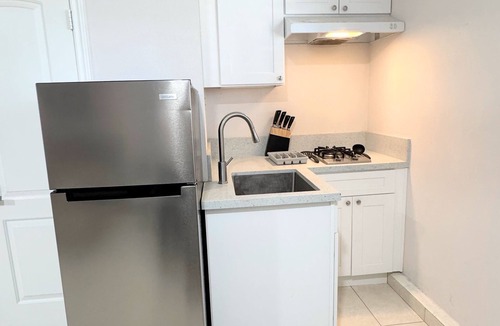 Midway City Apartment | Coastal Studio- Disneyland/Knots Berry Farm