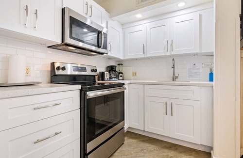 Lower Matecumbe Beach Apartment | Coastal Studio Getaway – Second Floor with Partial Water Views