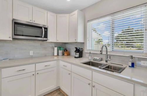 Laurel House | Coastal Studio Getaway|5 Min to Beach|Pool