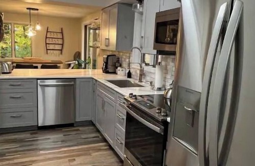 West Olive House | Coastal theme/wooded & large deck/fenced-in yard