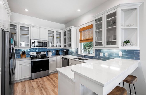 Delos House | Coastal Treasure*Guest Favorite*Pool*Elevator*BeachSvc