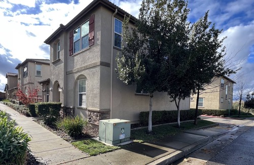 Folsom House | Coastal Vibes Cal King Bed Trails