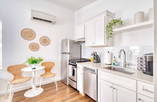 Sullivan's Gulch Apartment | Coastal Vibes Studio Kerns Eats & Coffee AC