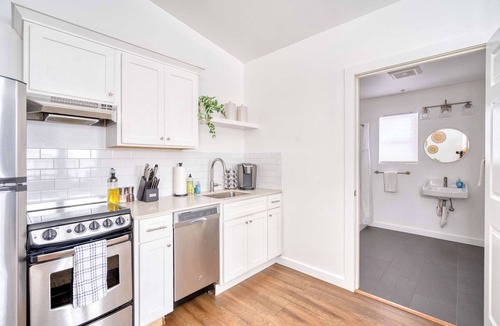 Sullivan's Gulch Apartment | Coastal Vibes Studio Kerns Eats & Coffee AC