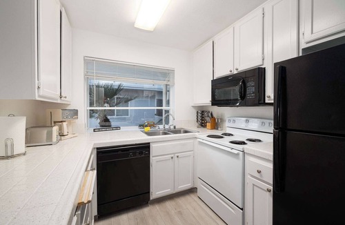 North Pacific Beach House | Coastal Villa: Walk to the Beach!