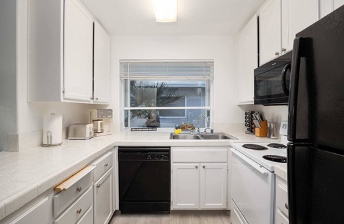 North Pacific Beach House | Coastal Villa: Walk to the Beach!